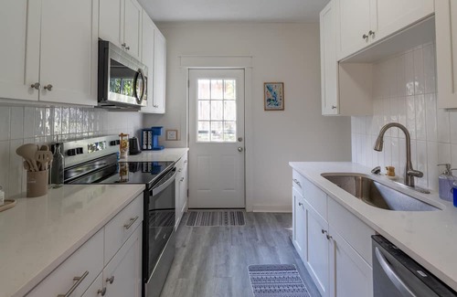 Midtown Cabaña | Bluff City Luxe-Cottage, Charming 2-Bedroom Cottage, Newly Renovated
