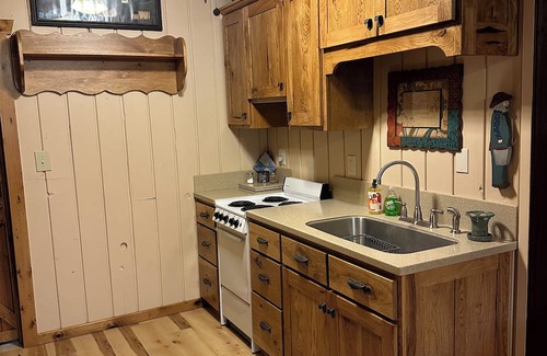 Pymatuning Central Casa | Charming 2 BR Lake House Steps from Pymatuning