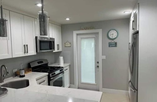 Southwest Casa | Charming 2-bedroom duplex in delightful West Palm Beach with WiFi, AC, Laundry.