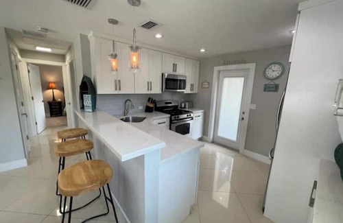 Southwest Casa | Charming 2-bedroom duplex in delightful West Palm Beach with WiFi, AC, Laundry.