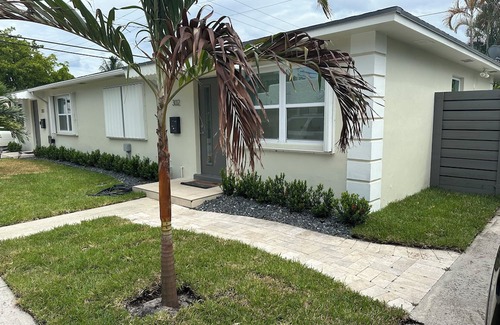 Southwest Casa | Charming 2-bedroom duplex in delightful West Palm Beach with WiFi, AC, Laundry.