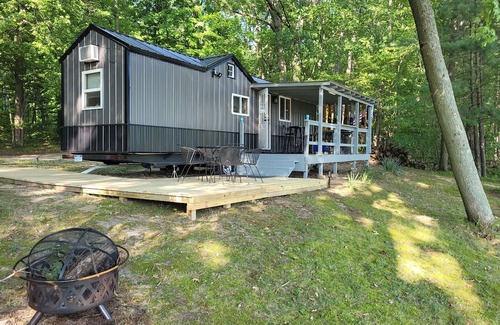 Greenville Apartamento | New! Robin's Nest - Cute Lakefront Tiny House with Private Dock and A/C!