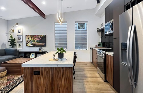 Pilsen Apartamento | Modern & Chic Retreat: 2-bedroom apt. in an ideal location in Chicago