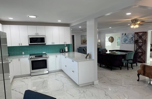 Lake Worth Corridor Casa | Fabulous 5-bedroom house in Lake Worth Beach next to lake fishing