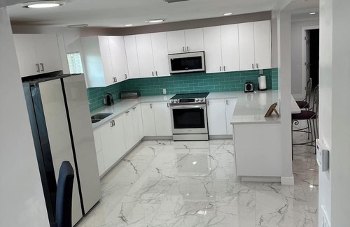 Lake Worth Corridor Casa | Fabulous 5-bedroom house in Lake Worth Beach next to lake fishing