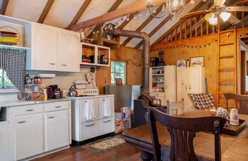 Big Pond Cabina | Lakefront Cabin Retreat with Kayaks & Fire Pit