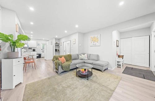 Newtonbrook Casa | Clean &Comfortable close to mall
