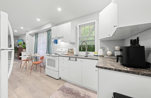 Newtonbrook Casa | Clean &Comfortable close to mall