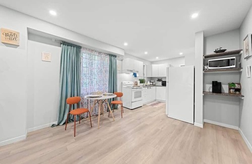 Newtonbrook Casa | Clean &Comfortable close to mall
