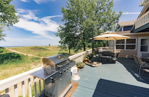 Michigan City Apartamento | Lakeside with Beach in Backyard - New Listing