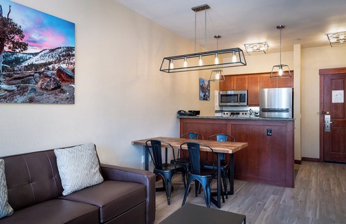 Olympic Valley Condominio | Mountain Facing Ski-In/Ski-Out Top Floor 1 Bedroom Condo
