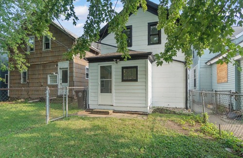 West Central Casa | Walkable to Downtown! Home for 7!