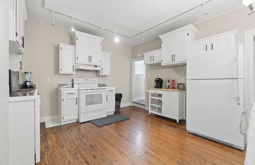 West Central Casa | Walkable to Downtown! Home for 7!