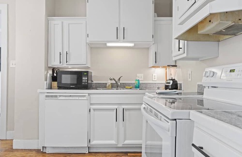 West Central Casa | Walkable to Downtown! Home for 7!