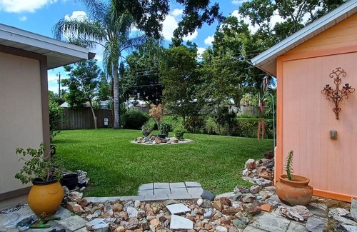 Hollywood Estates Of Canova Park Casa | Charming 3-bedroom house with AC, WiFi in brilliant Melbourne