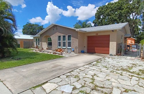 Hollywood Estates Of Canova Park Casa | Charming 3-bedroom house with AC, WiFi in brilliant Melbourne