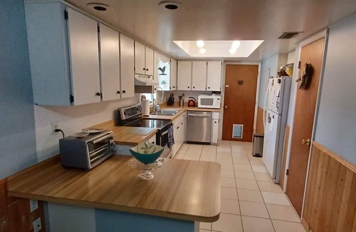 Hollywood Estates Of Canova Park Casa | Charming 3-bedroom house with AC, WiFi in brilliant Melbourne