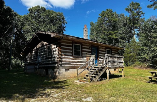 Keysville Cabina | Charming 2-bedroom cabin in Keysville with AC, WiFi