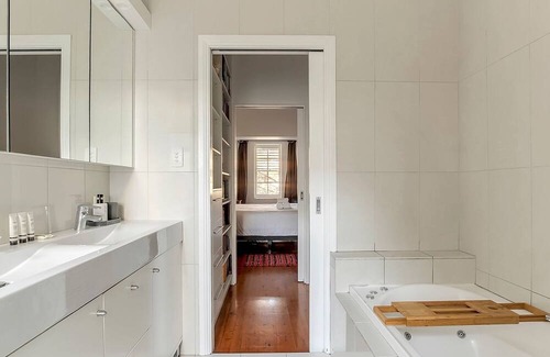 Redfern Apartamento | Prime Location Retreat with Private Garage Parking