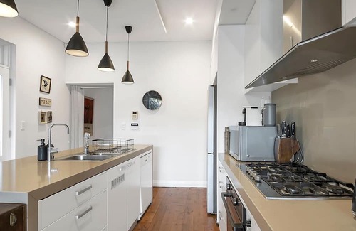Redfern Apartamento | Prime Location Retreat with Private Garage Parking