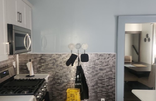 South Broadway Casa | Spacious 4-bedroom house with AC and WiFi in charming Cleveland Neighborhoodn