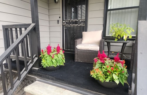 South Broadway Casa | Spacious 4-bedroom house with AC and WiFi in charming Cleveland Neighborhoodn