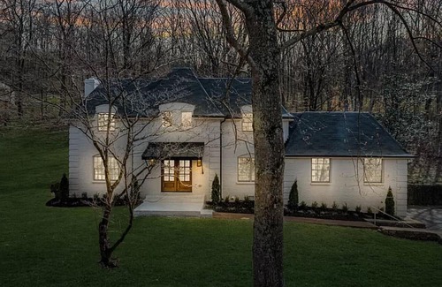 Forest Hills Casa | Charming 5-Bedroom Oasis in Nashville with AC & WiFi – Perfect for Groups!