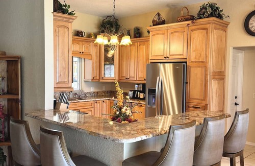 Lake Wales Casa | SECLUDED LAKE FRONT RETREAT ON 6 acres. Close to Theme Parks. Pet Friendly!