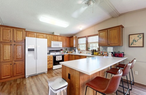 Stemley Casa | Lakefront dog friendly retreat w/boat ramp & dock
