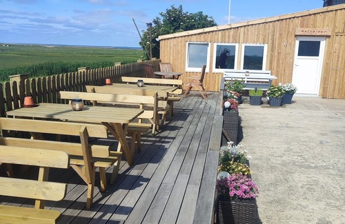 Hallig Langeneß Apartamento | Apartment 'Fewo2 Norderaue' with Shared Terrace and Wi-Fi