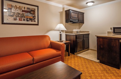 Lompoc Apartamento | Hotel Suite in Lompoc with Kitchenette, Pool and Complimentary Breakfast