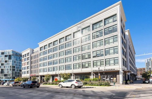 Gallaudet Apartamento | Modern Union Market Apt: Free WiFi, Parking, 55" QLED TV, All Major Streaming
