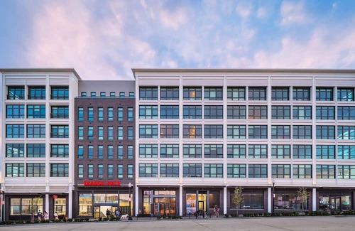 Gallaudet Apartamento | Modern Union Market Apt: Free WiFi, Parking, 55" QLED TV, All Major Streaming