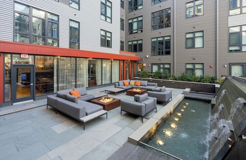 Gallaudet Apartamento | Modern Union Market Apt: Free WiFi, Parking, 55" QLED TV, All Major Streaming
