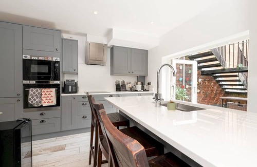 Coombe Hill Apartamento | Spacious Elegance, free parking perfect for London| Pass the Keys