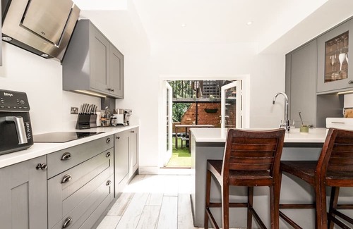 Coombe Hill Apartamento | Spacious Elegance, free parking perfect for London| Pass the Keys