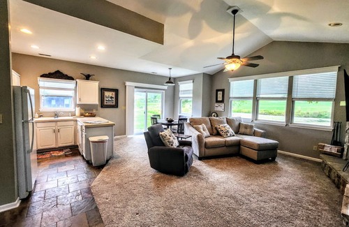 Camdenton Cabaña | Charming 1-bedroom Cottage overlooking the #16 Fairway and stocked fishing pond!