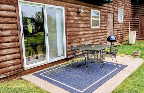 Camdenton Cabaña | Charming 1-bedroom Cottage overlooking the #16 Fairway and stocked fishing pond!