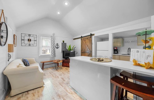 Merion Village Cabaña | German Village Beach Bungalow – Chic Studio for 2 Perfect for Couple’s Getaway!