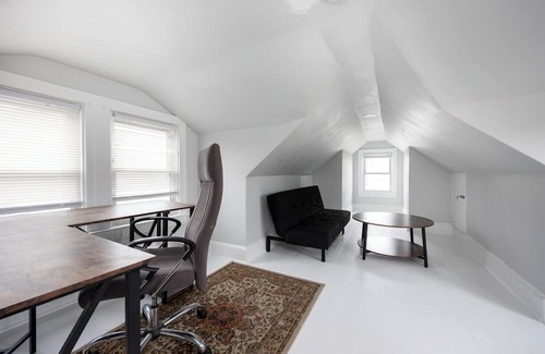Phoenixville Casa | 4 bedroom 5 bed 2 bath with jacuzzi tub and steam sauna in Phoenixville AC, WiFi