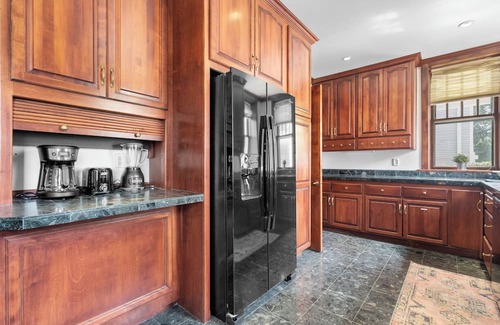 Dubuque Casa | Spacious 7-bedroom house- unique history, modern comforts and incredible views
