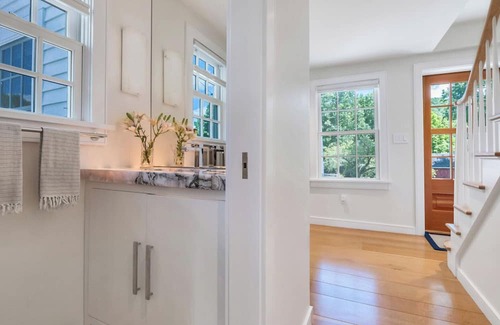 New Preston Casa | Luxurious, Spacious, Newly Renovated Vacation Home Walking Distance to Lake.