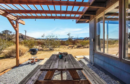 Joshua Tree Cabina | The Moon Cabin, A Rustic & Romantic Weekend Escape + Fireplace
