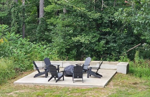 Tamworth Casa | NEW! Relax&Play: HotTub/FirePit/Game Room Paradise