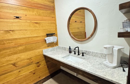Palestine Cabina | Secluded Cozy Cabin in the East Texas Woods 20 mins. to Polar Express 1 of 2