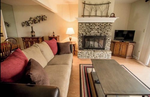 Prospect Casa | 3-bedroom riverfront townhome in fabulous Prospect with WiFi, AC, Pet Friendly.