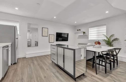 Sunset Casa | Cozy Laneway House In The Heart of the City!