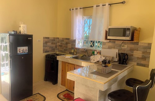 Old Harbour Apartamento | Charming 2-bedroom apartment WiFi, AC in marvelous Claremont Heights Old Harbour