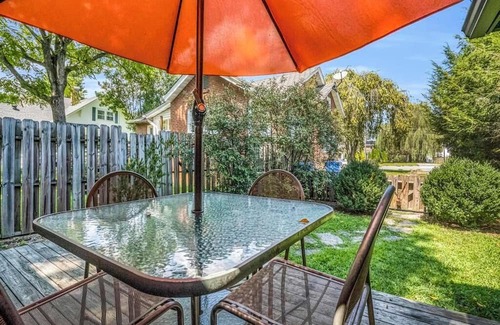 Brevard Cabaña | Charming Cottage for Two on Main
