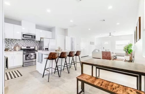 North Houston Casa | Centrally Located Pet Friendly Haven